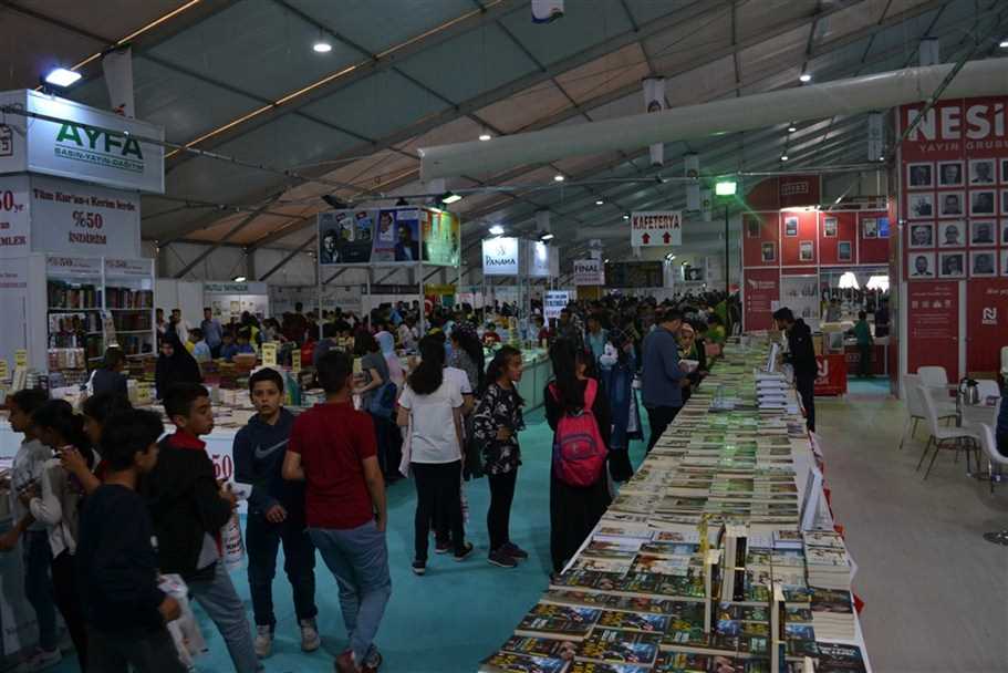 60 Öğrenci, Malatya Kitap Fuarına Götürüldü