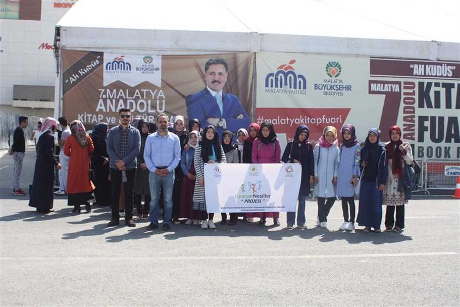60 Öğrenci, Malatya Kitap Fuarına Götürüldü