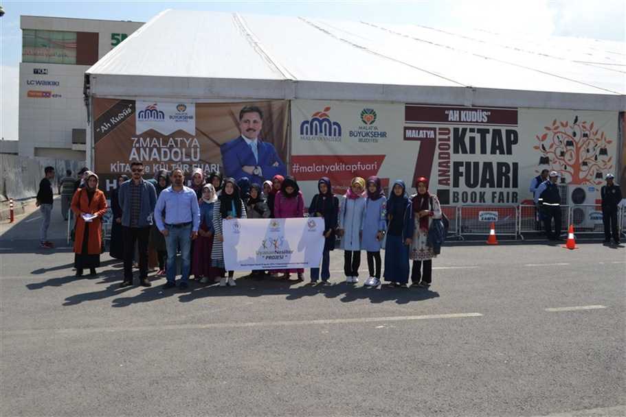 60 Öğrenci, Malatya Kitap Fuarına Götürüldü