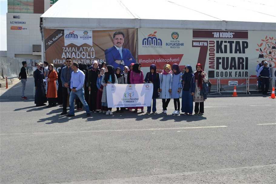 60 Öğrenci, Malatya Kitap Fuarına Götürüldü