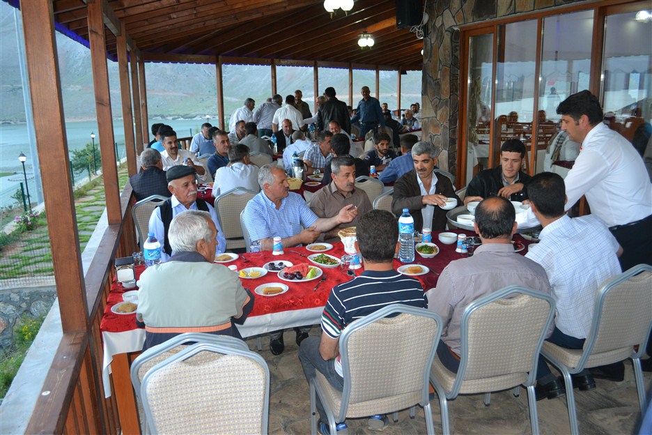 ÇELİKHAN ESNAF ODASI BAŞKANI ESNAFA İFTAR VERDİ