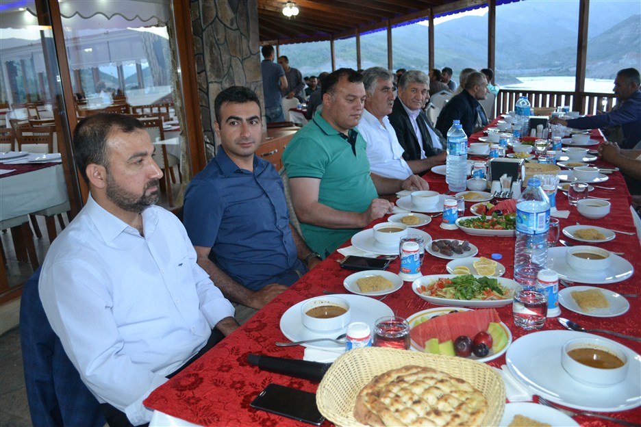 ÇELİKHAN ESNAF ODASI BAŞKANI ESNAFA İFTAR VERDİ