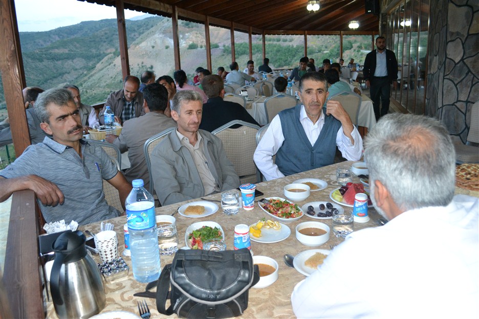 ÇELİKHAN ESNAF ODASI BAŞKANI ESNAFA İFTAR VERDİ