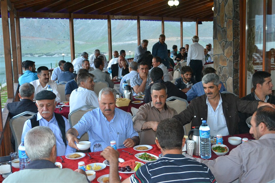 ÇELİKHAN ESNAF ODASI BAŞKANI ESNAFA İFTAR VERDİ