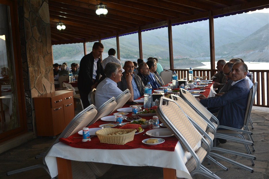 ÇELİKHAN ESNAF ODASI BAŞKANI ESNAFA İFTAR VERDİ