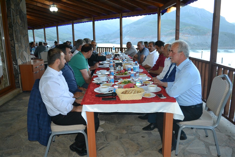 ÇELİKHAN ESNAF ODASI BAŞKANI ESNAFA İFTAR VERDİ