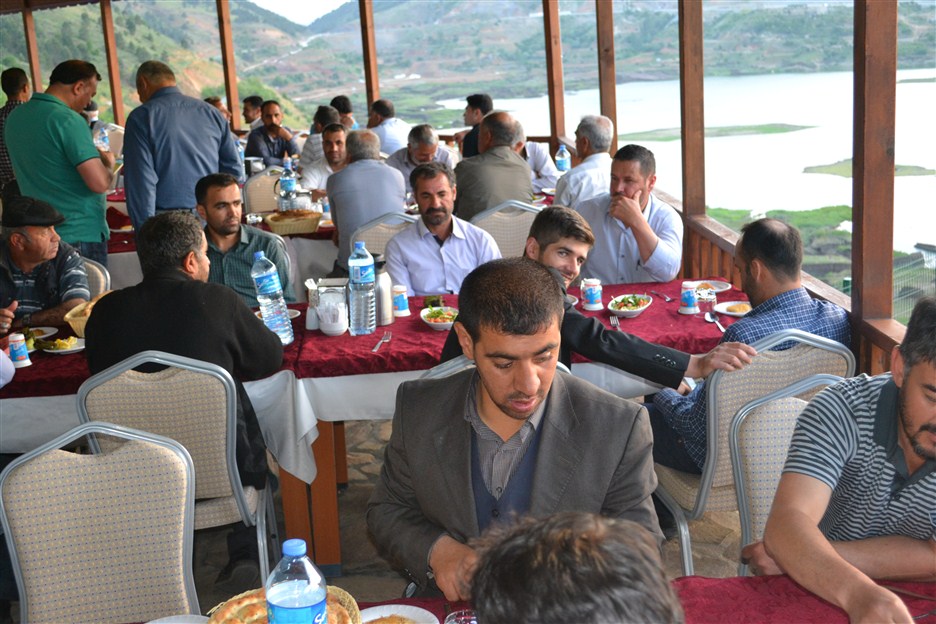 ÇELİKHAN ESNAF ODASI BAŞKANI ESNAFA İFTAR VERDİ