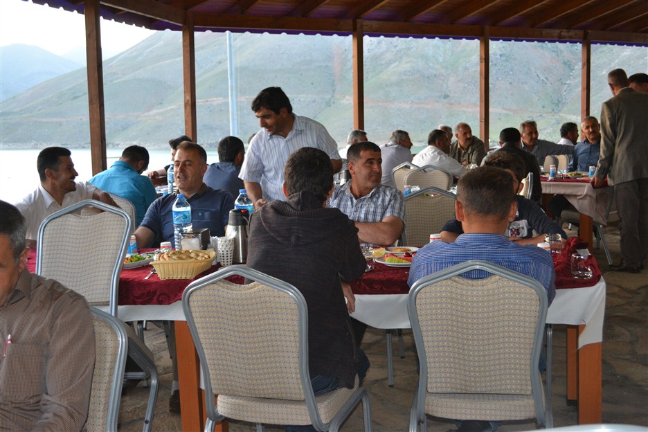 ÇELİKHAN ESNAF ODASI BAŞKANI ESNAFA İFTAR VERDİ