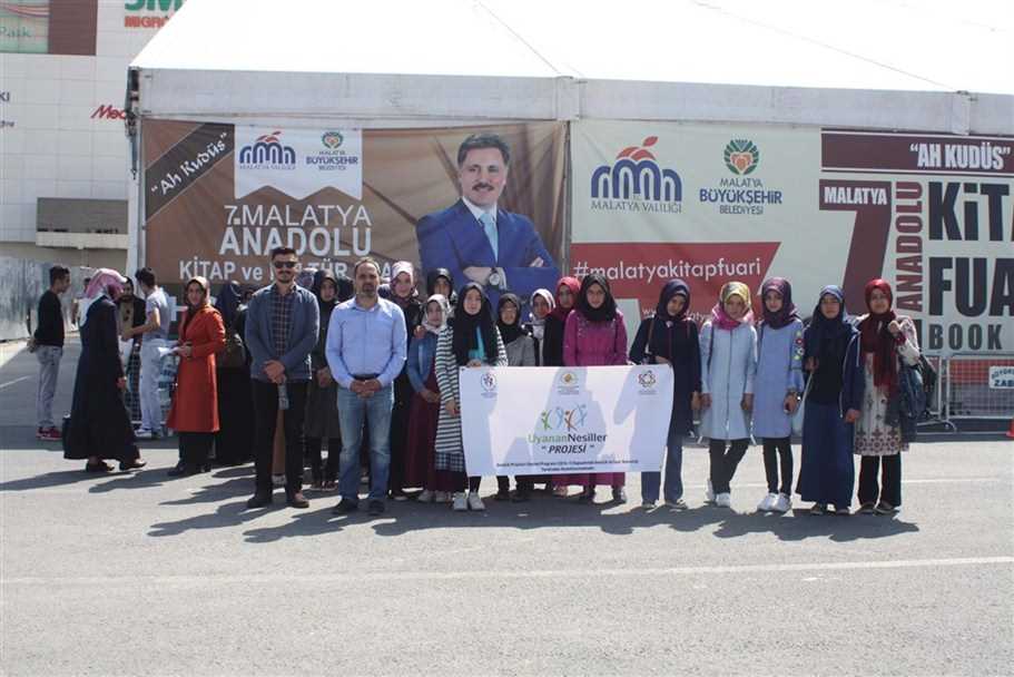 60 Öğrenci, Malatya Kitap Fuarına Götürüldü