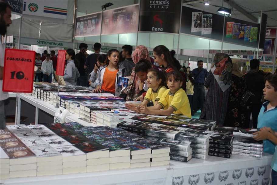 60 Öğrenci, Malatya Kitap Fuarına Götürüldü