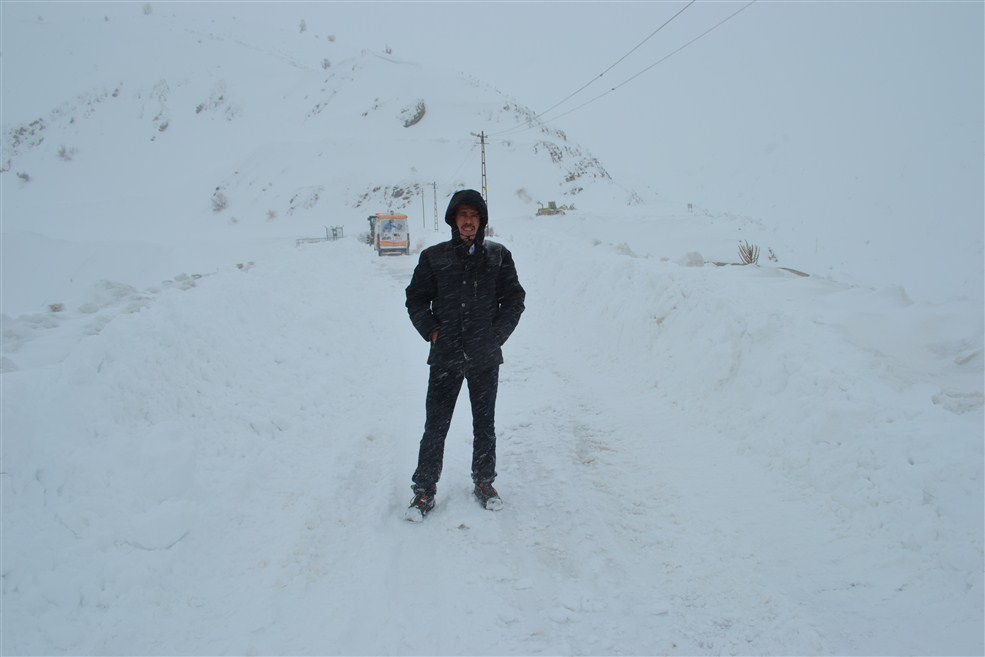 Kaymakam Köy yollarını açma çalışmasına katıldı