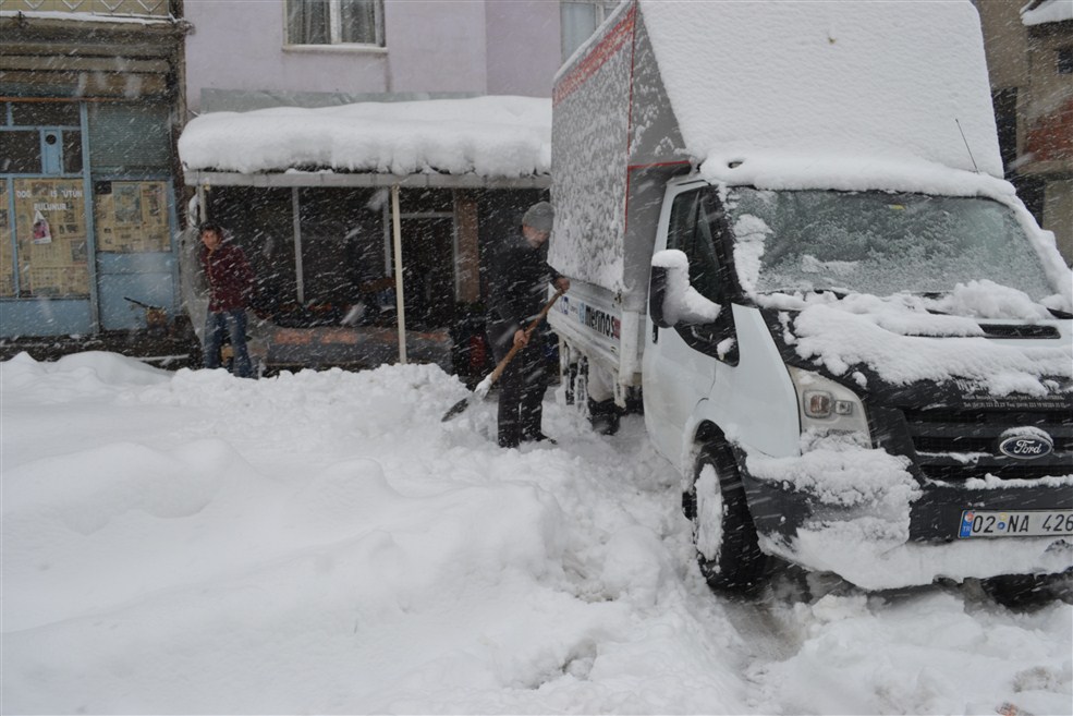 Kaymakam Köy yollarını açma çalışmasına katıldı