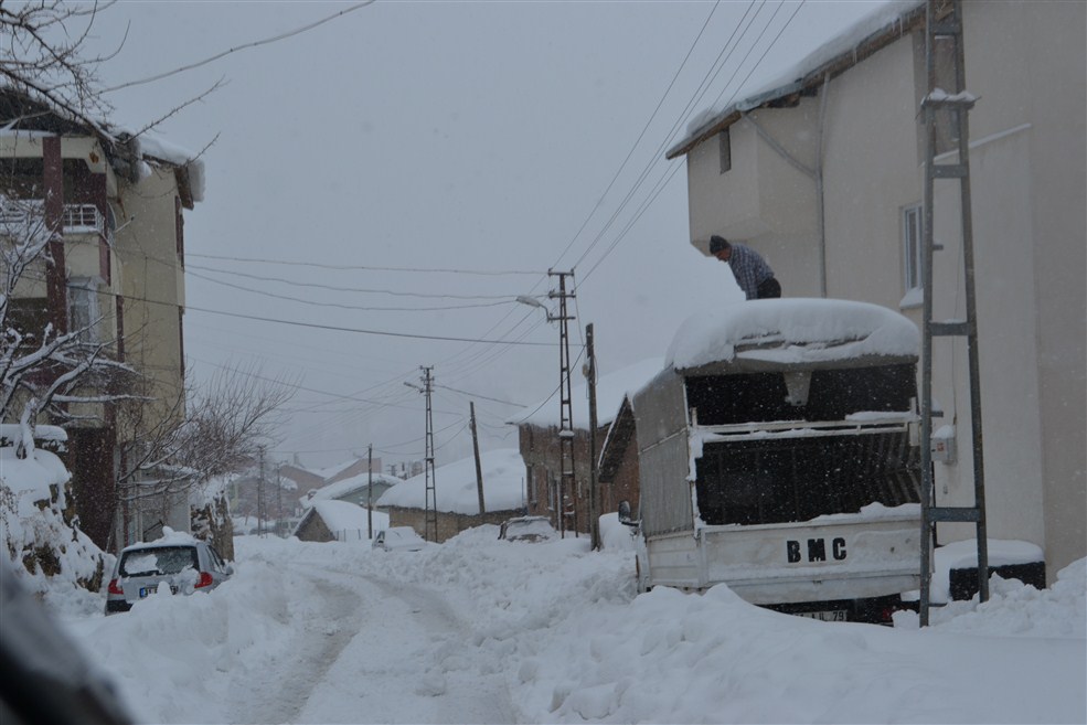Kaymakam Köy yollarını açma çalışmasına katıldı