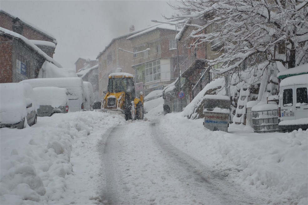 Kaymakam Köy yollarını açma çalışmasına katıldı