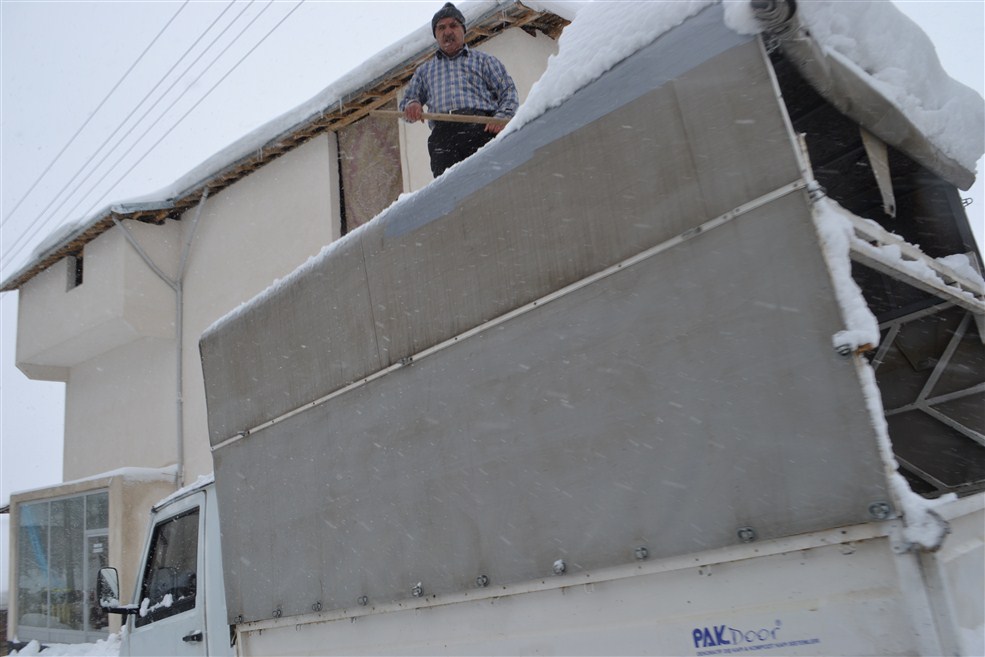 Kaymakam Köy yollarını açma çalışmasına katıldı