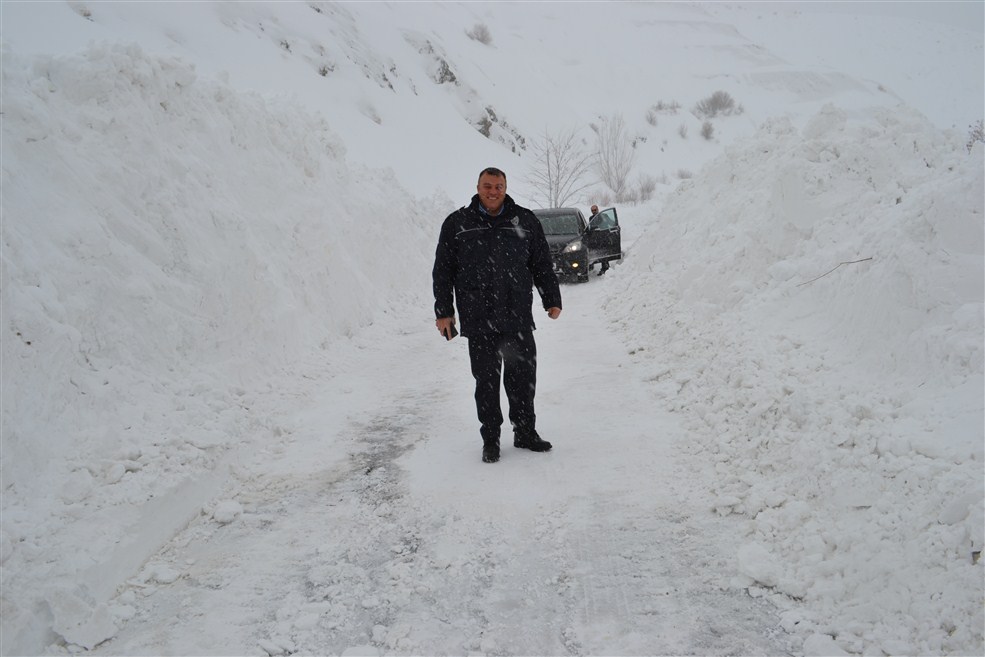 Kaymakam Köy yollarını açma çalışmasına katıldı