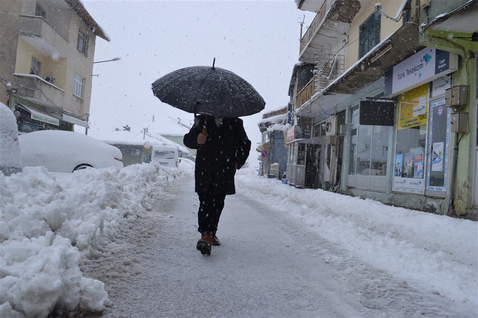 Kaymakam Köy yollarını açma çalışmasına katıldı