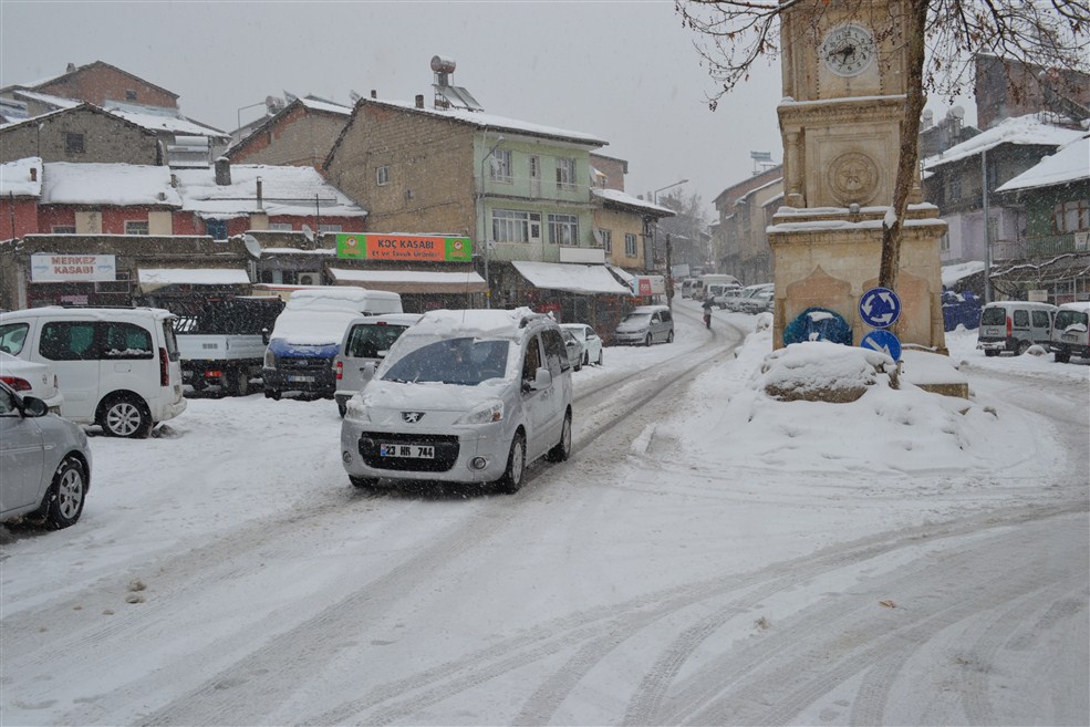 Kaymakam Köy yollarını açma çalışmasına katıldı