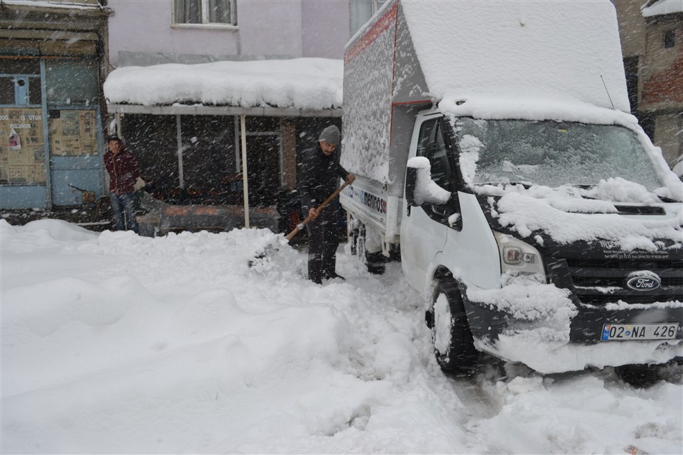 Kaymakam Köy yollarını açma çalışmasına katıldı