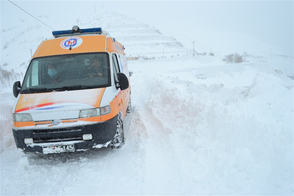 Kaymakam Köy yollarını açma çalışmasına katıldı