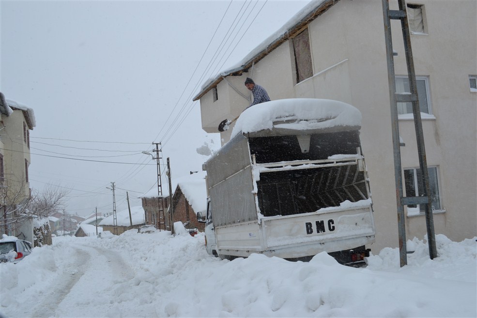 Kaymakam Köy yollarını açma çalışmasına katıldı