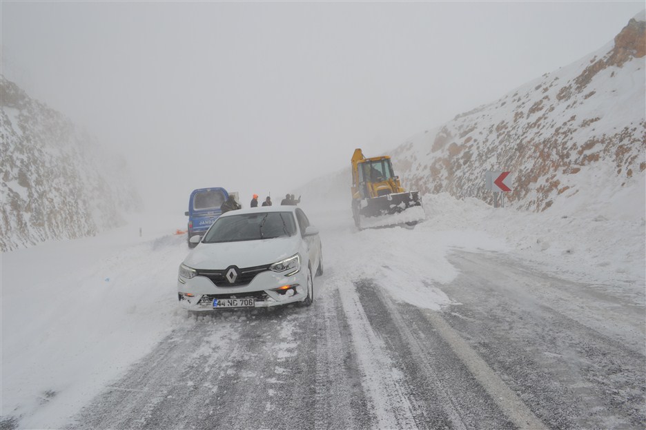 Malatya yolunda mahsur kalan onlarca araç kurtarıldı