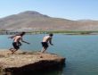 Sıcaklardan bunalan gençler barajda serinliyor