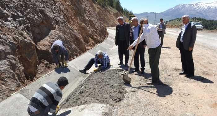 ÇELİKHAN BELEDİYESİ YOL GENİŞLETME VE SULAMA KANALI YAPIYOR