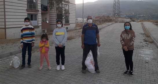 Çelikhan'da Gönüllü Öğrenciler Maske Dağıttı