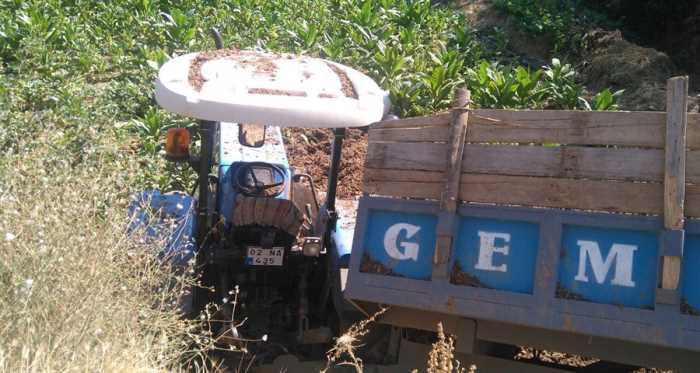 Çelikhan’da Traktör Tütün Tarlasına Devrildi: 4 Yaralı