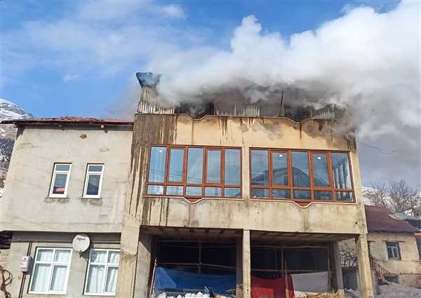 Pınarbaşı’da Çatı Yangını Korkuttu