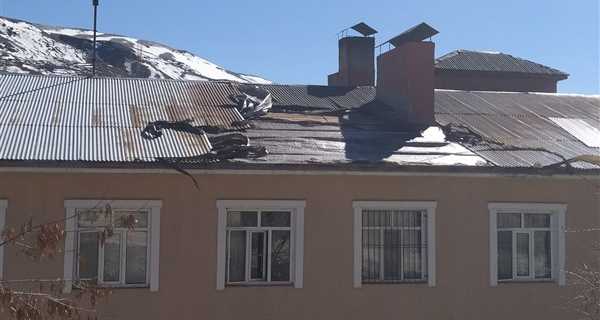 Şiddetli Rüzgar Nedeniyle Hastanenin Çatısı Uçtu